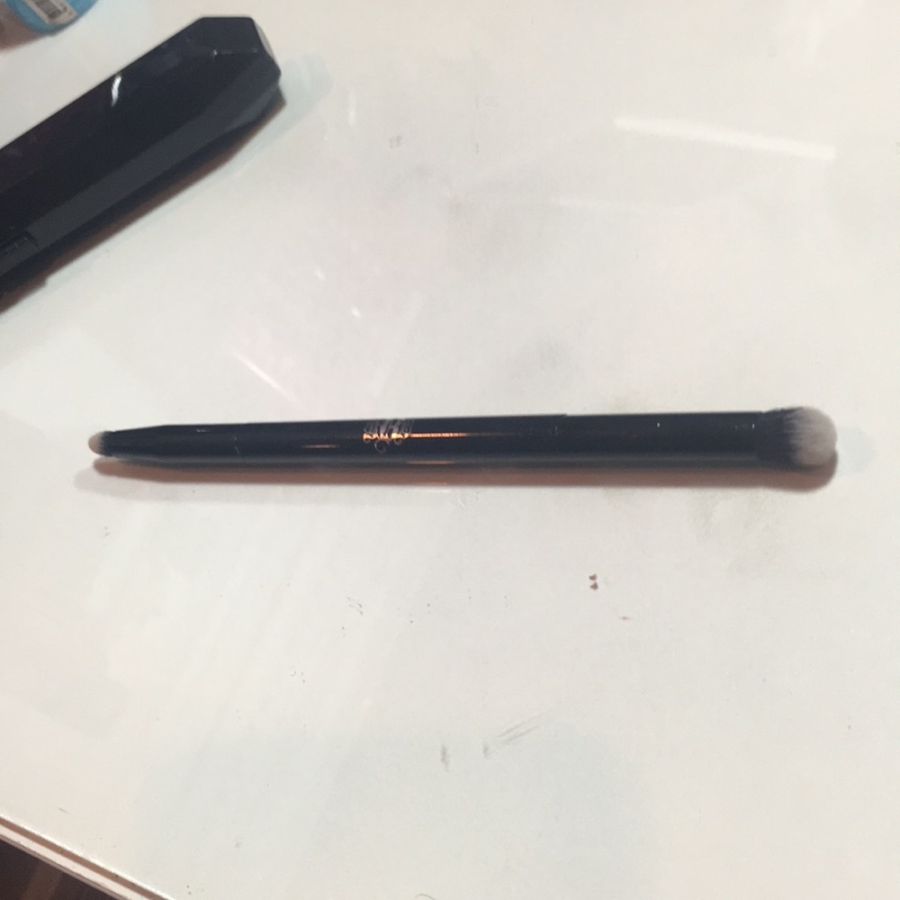 Kat Von D shade and light eye contour brush